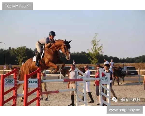 西安赛事方彻夜护草坪灯光风扇齐上阵确保比赛顺利进行 西安赛事方彻夜护草坪灯光风扇齐上阵确保比赛顺利进行